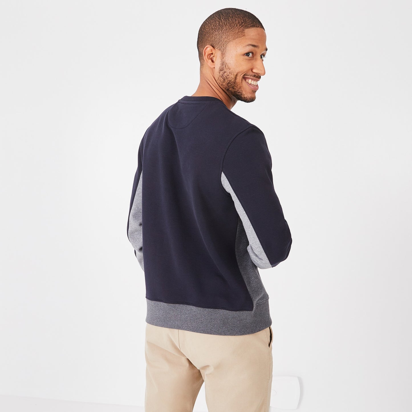 Sweatshirt à col rond en molleton color-block brodé