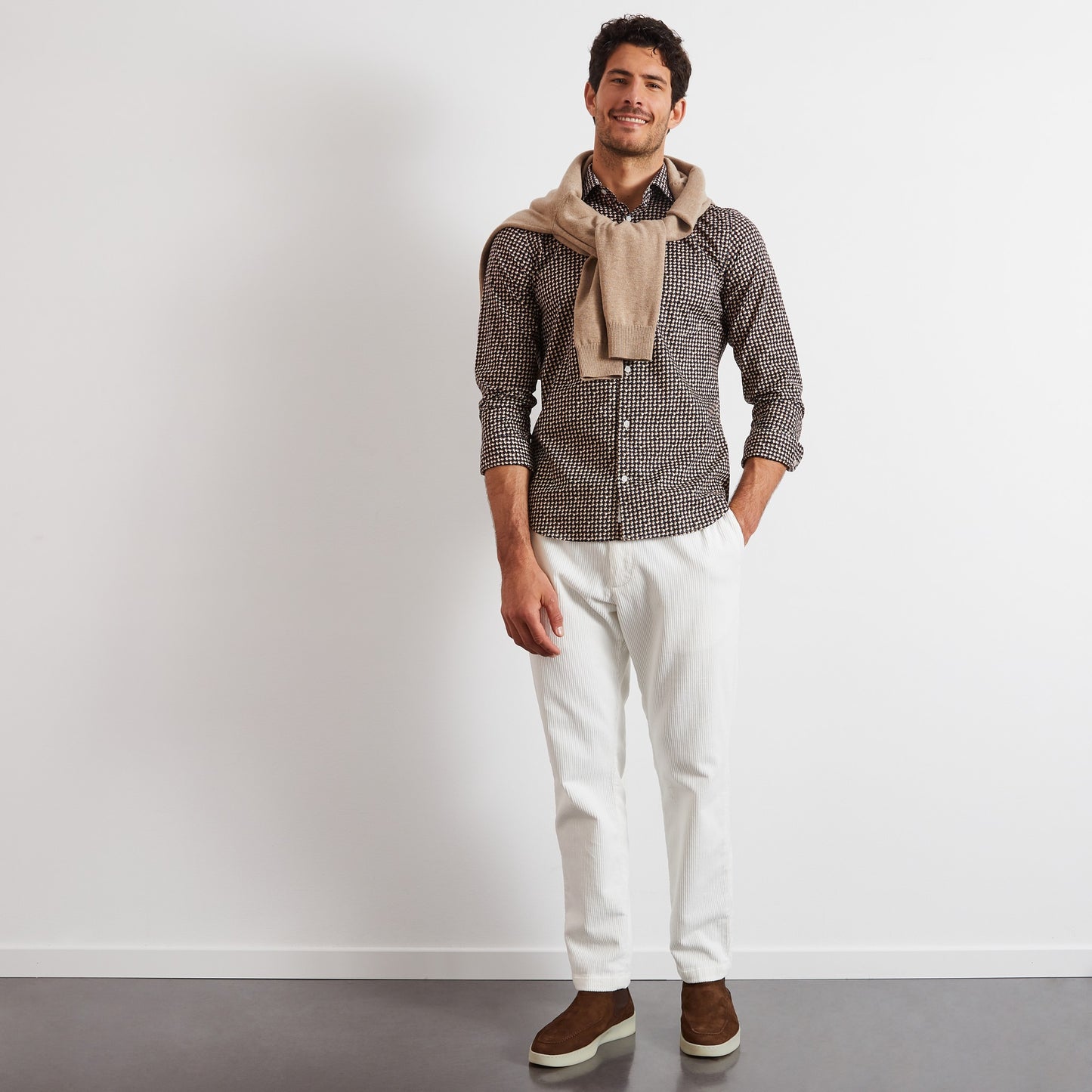 Brown shirt with a vintage motif