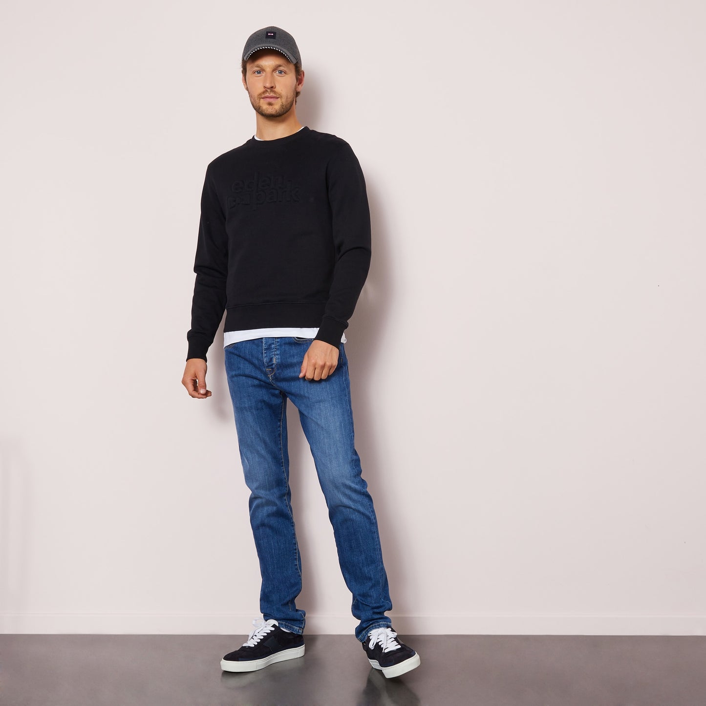 Sweat noir à logo embossé